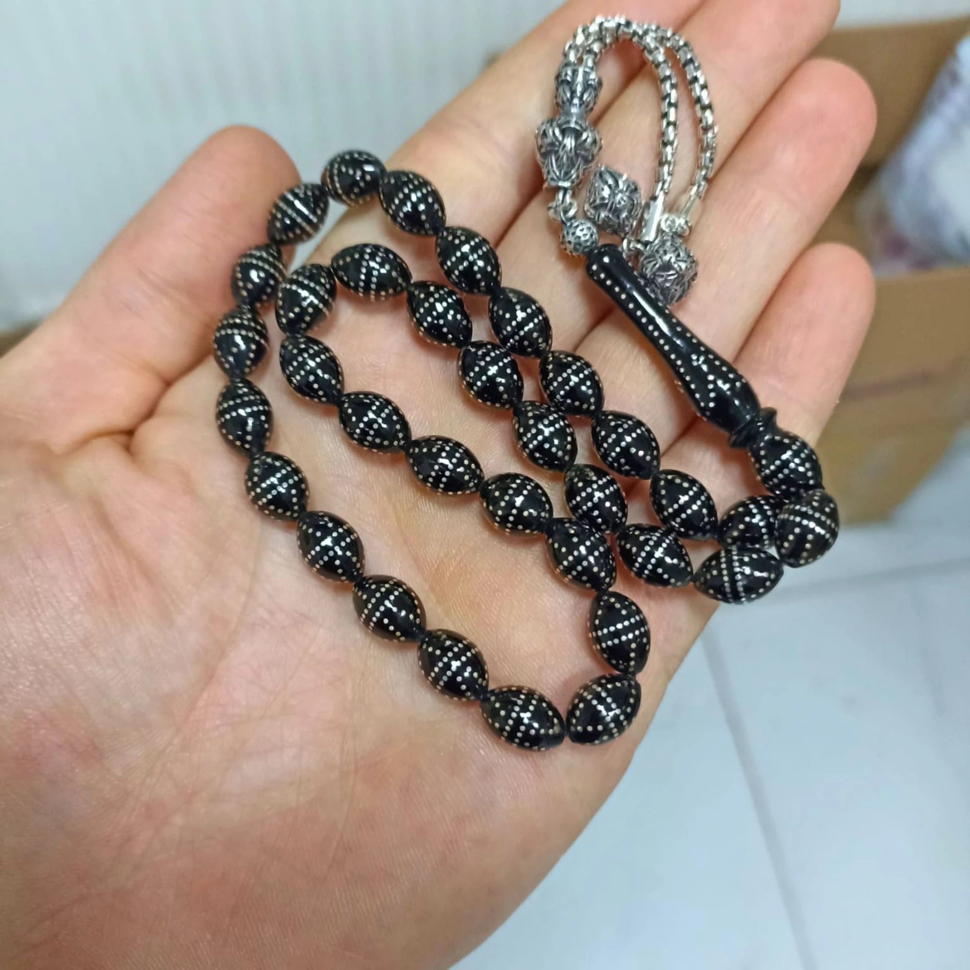 Gümüş İşlemeli Gümüş Püsküllü Oval Kesim Oltu Taşı Tesbih 7.5 X 11 mm
