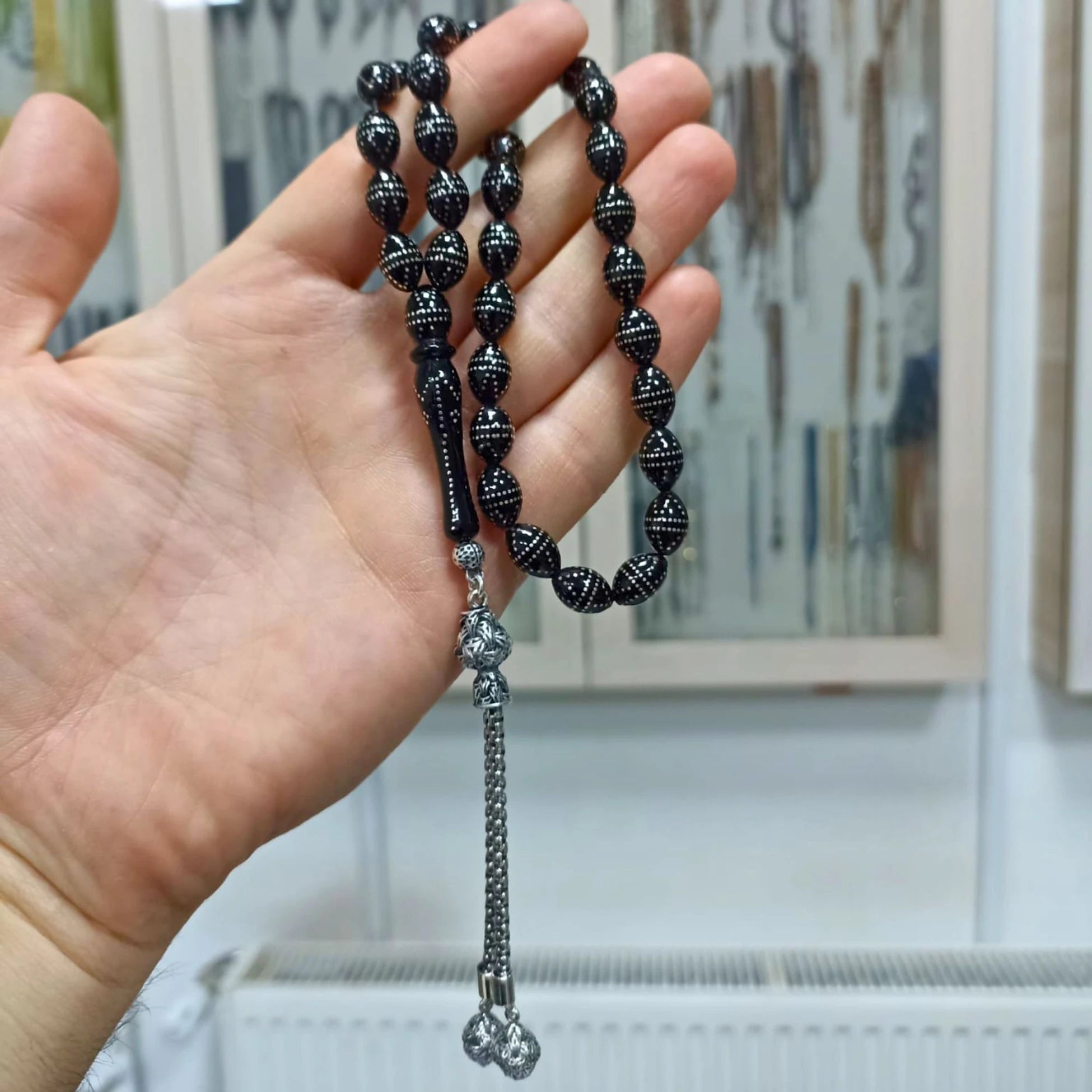 Gümüş İşlemeli Gümüş Püsküllü Oval Kesim Oltu Taşı Tesbih 7.5 X 11 mm